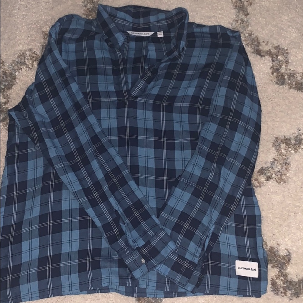 Very nice collard shirt. Blue.